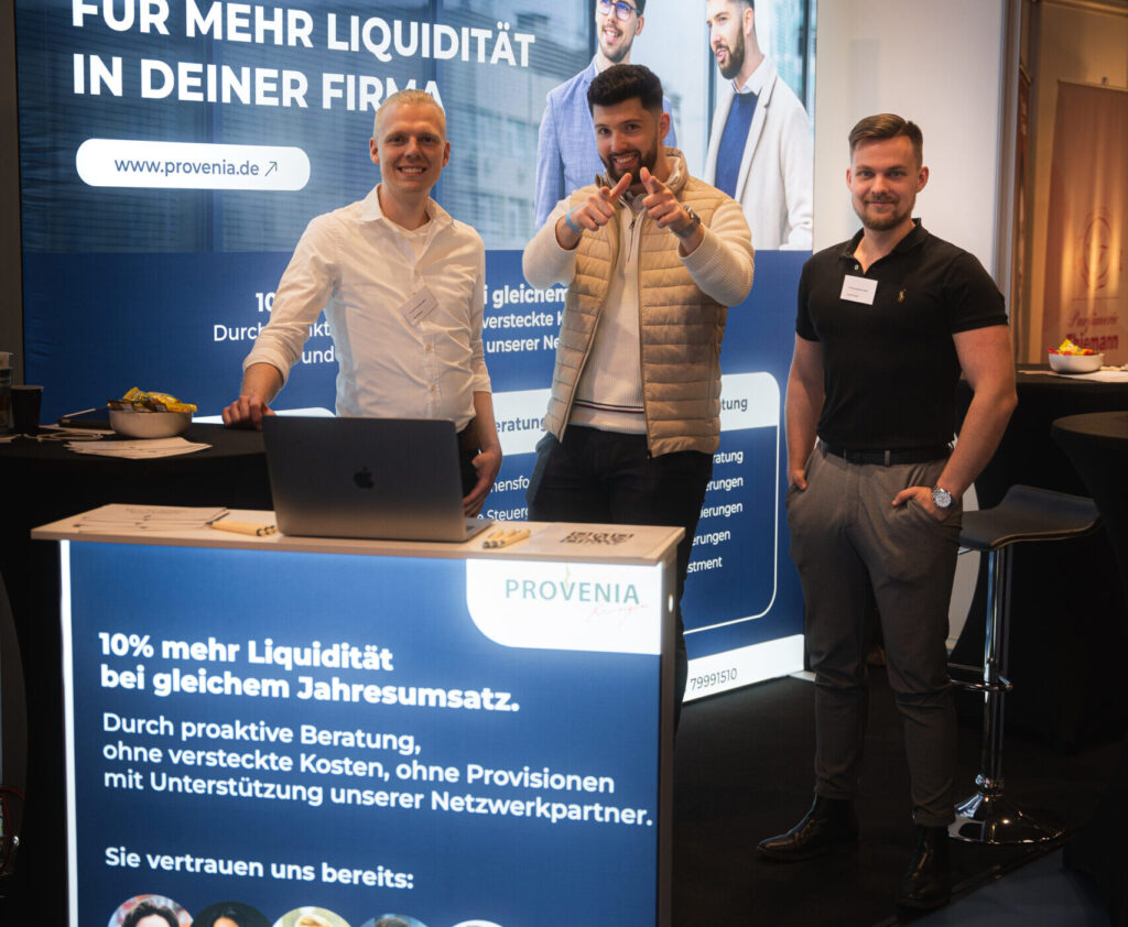 Drei Mitarbeiter von PROVENIA am Messestand auf der Weitsicht Dresden – aufgenommen von der Film- und Fotoagentur SceneSation