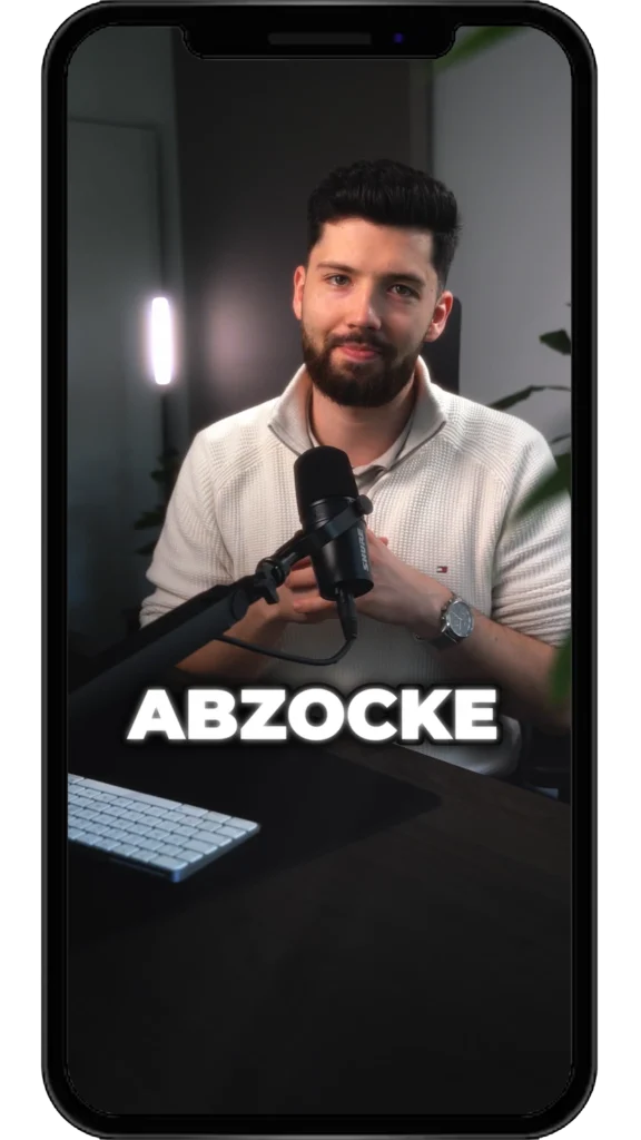 Mann im weißen Pullover spricht in ein Mikrofon, Text „Abzocke“ erscheint groß eingeblendet